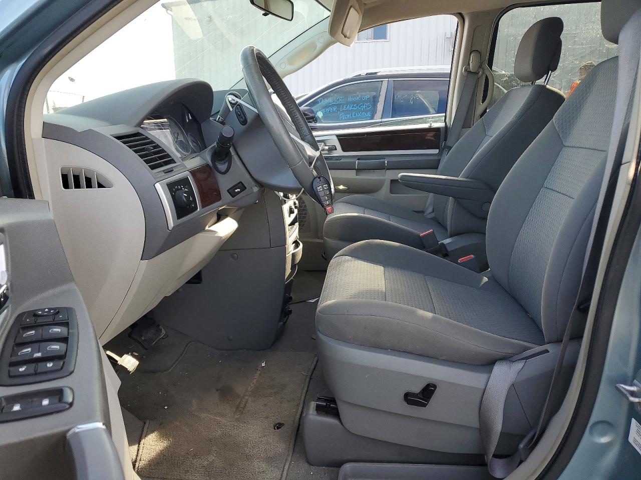 2010 CHRYSLER TOWN & COUNTRY TOURING photo 7