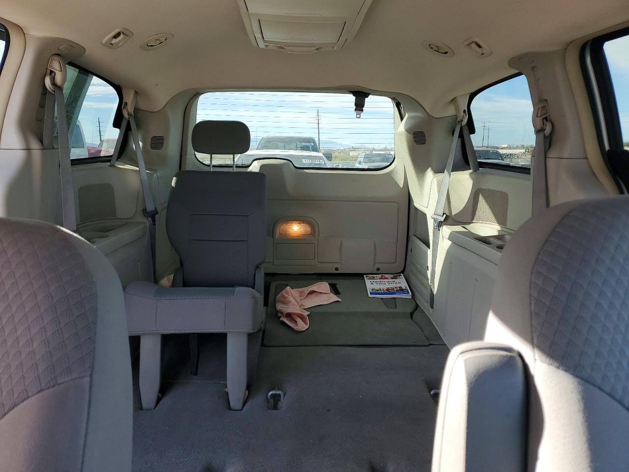 2010 CHRYSLER TOWN & COUNTRY TOURING photo 10