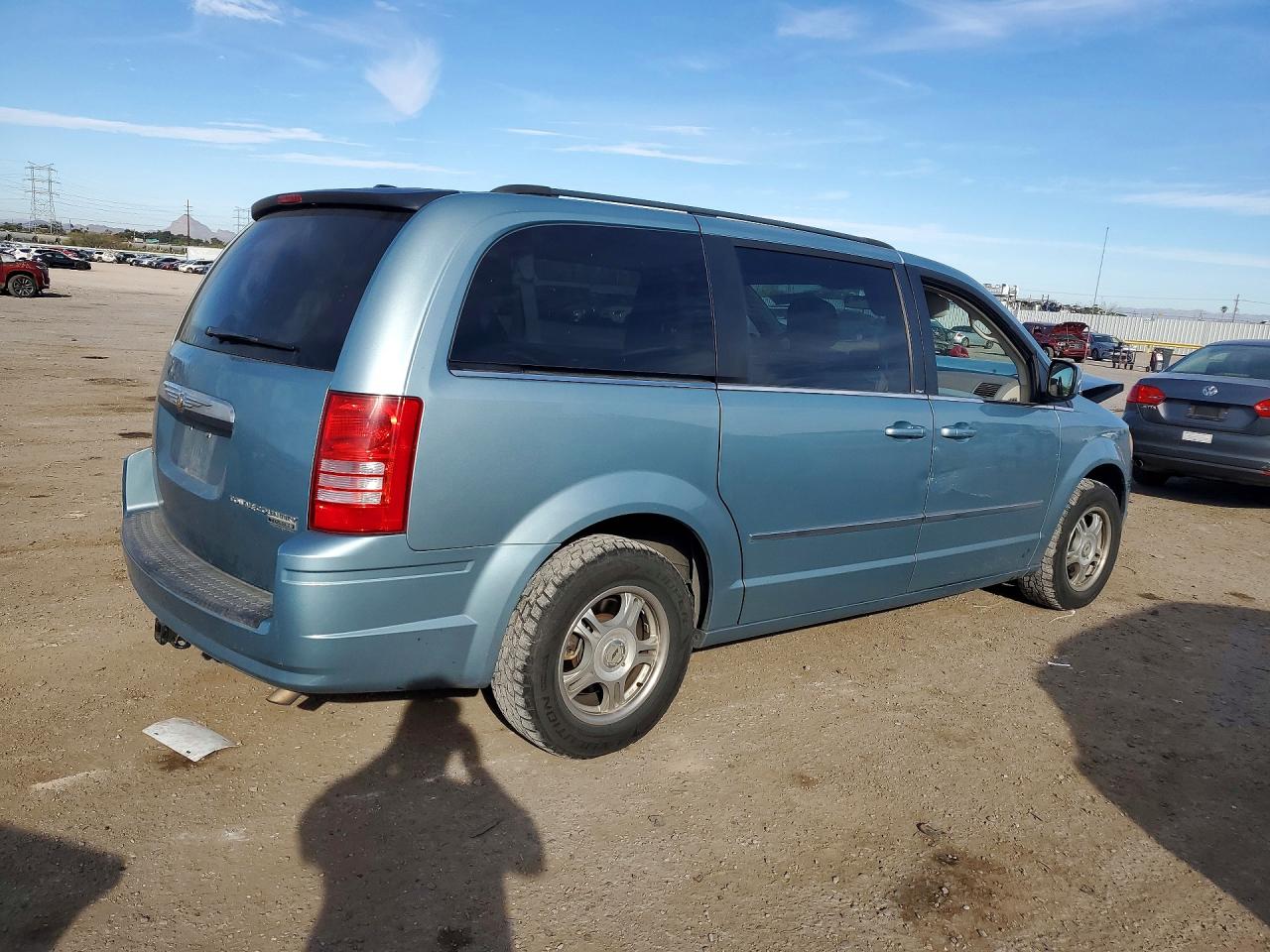 2010 CHRYSLER TOWN & COUNTRY TOURING photo 3