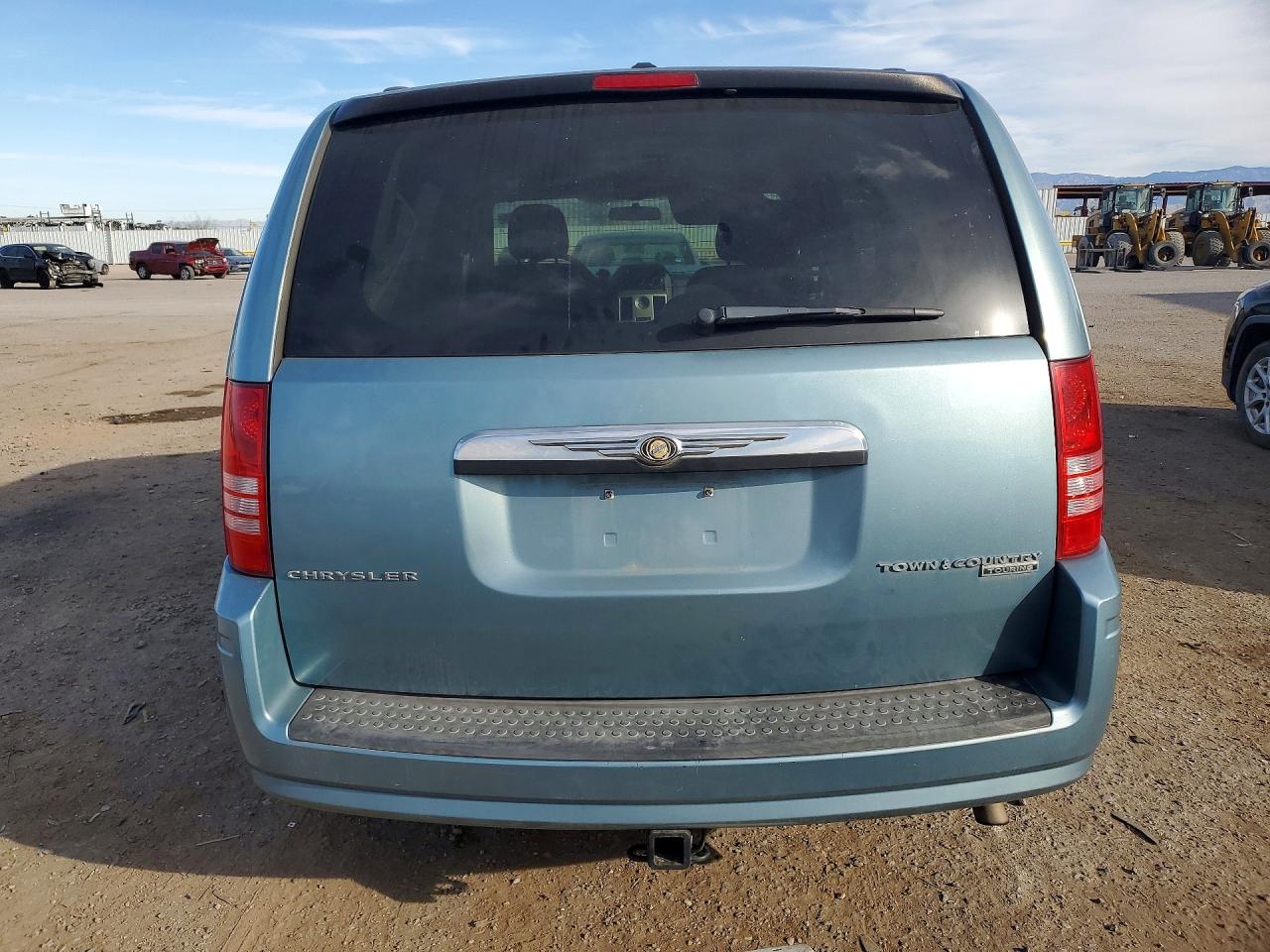 2010 CHRYSLER TOWN & COUNTRY TOURING photo 6