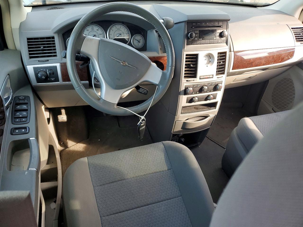 2010 CHRYSLER TOWN & COUNTRY TOURING photo 8