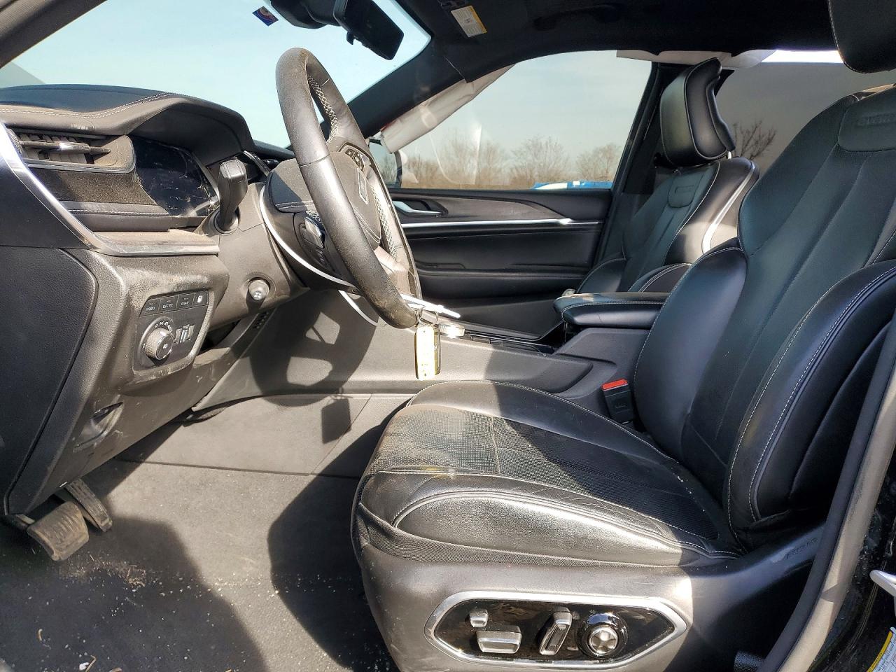 2023 JEEP GRAND CHEROKEE OVERLAND 4XE photo 19