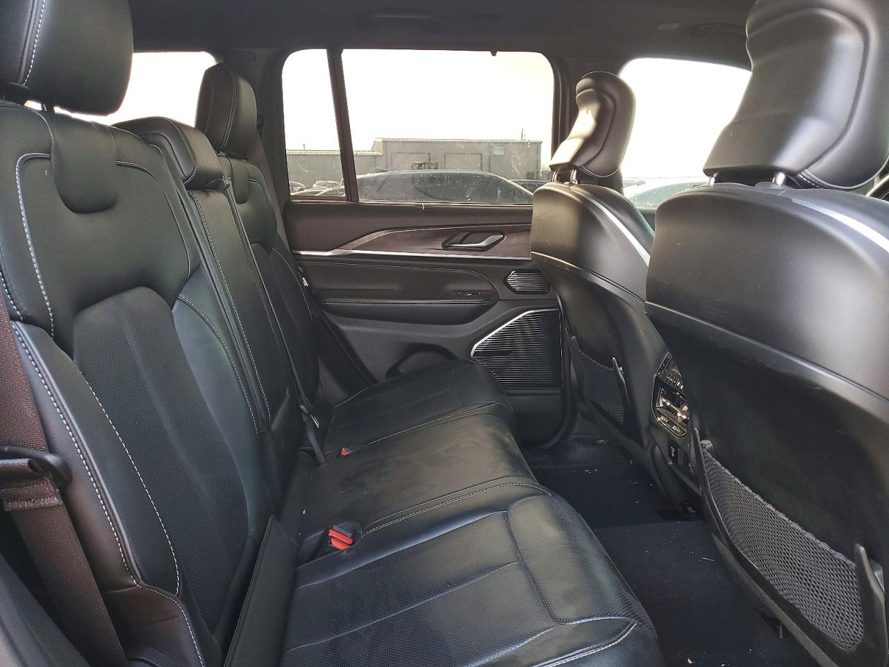 2023 JEEP GRAND CHEROKEE OVERLAND 4XE photo 31