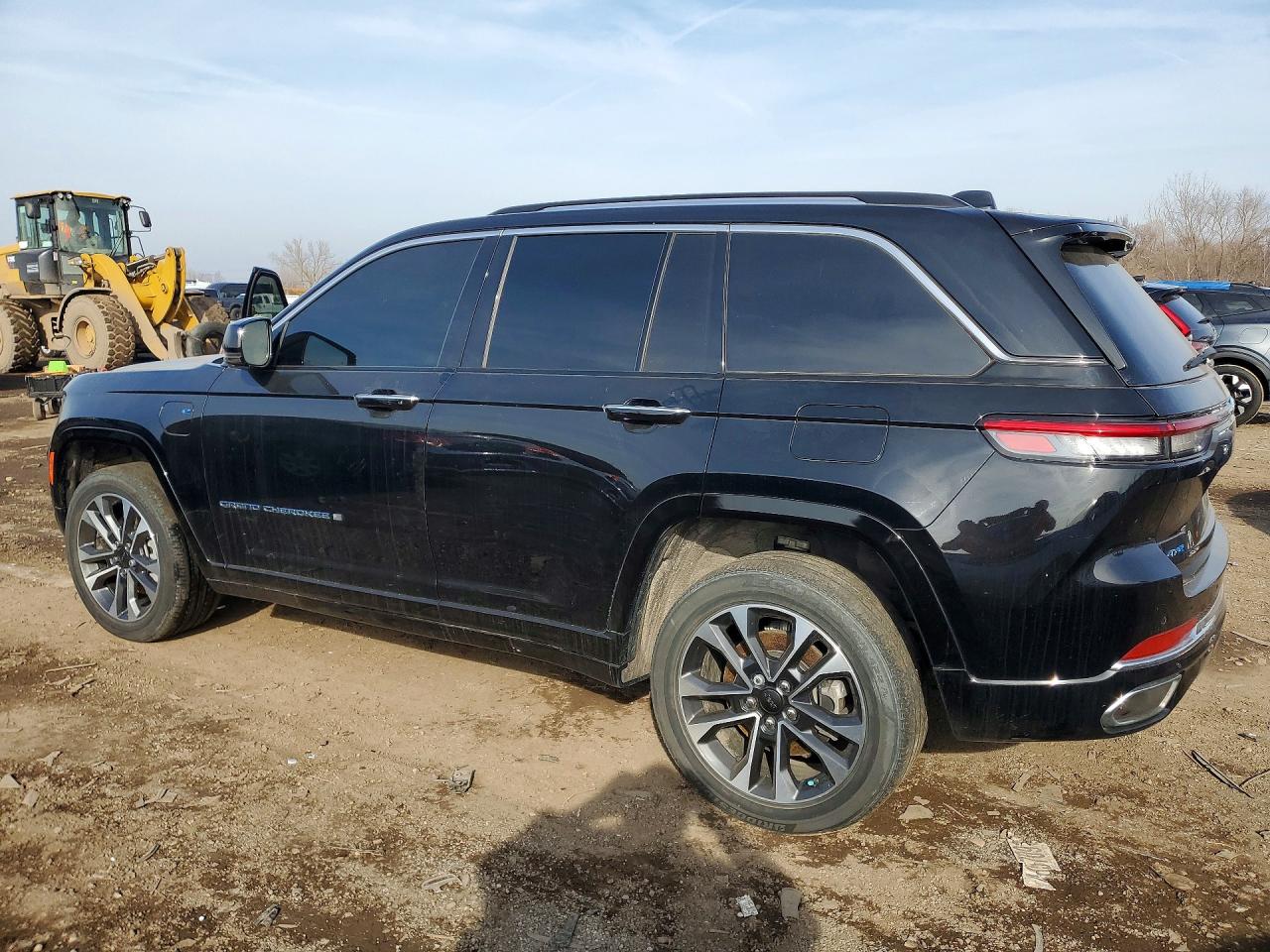 2023 JEEP GRAND CHEROKEE OVERLAND 4XE photo 4