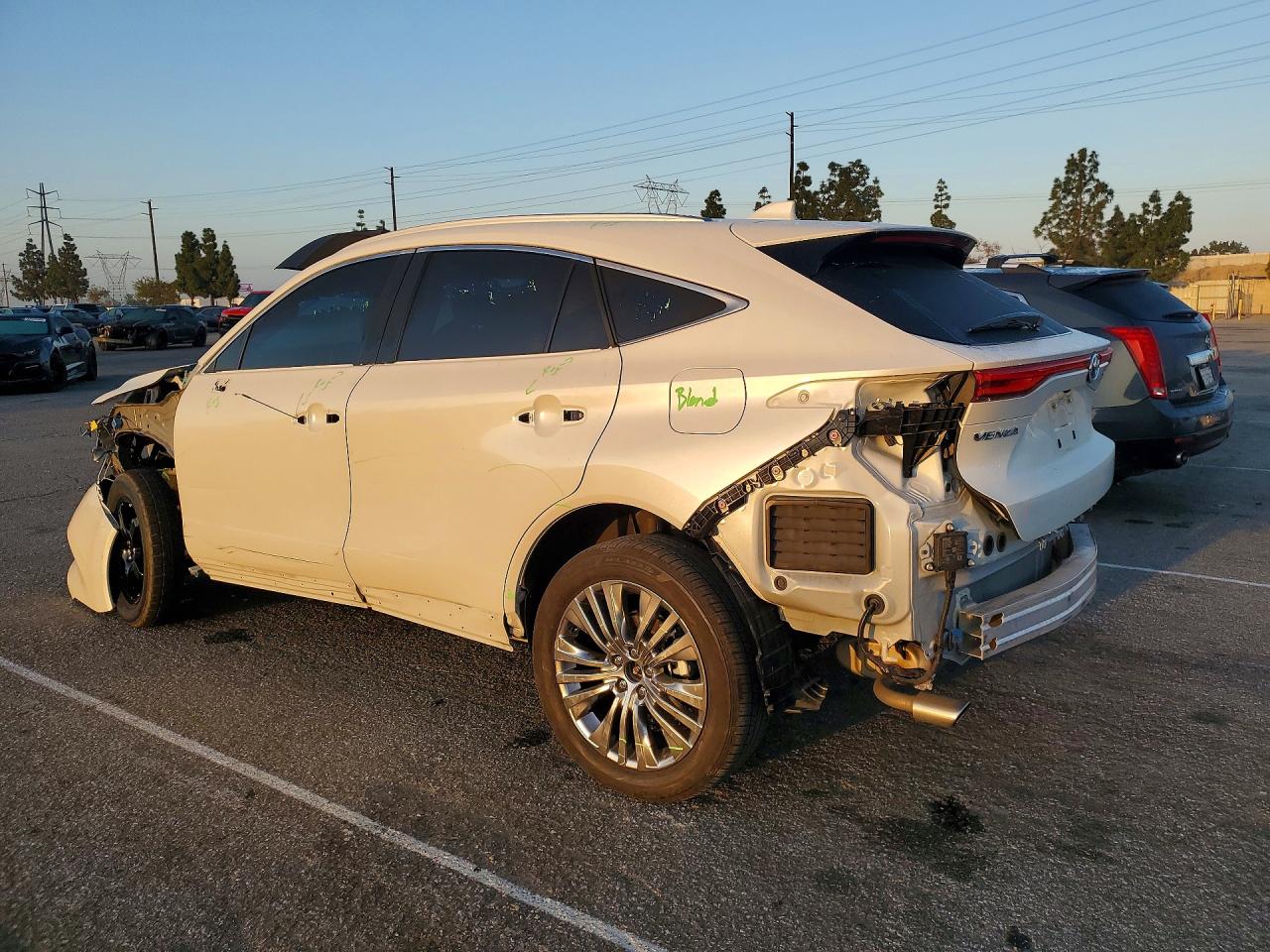 2022 TOYOTA VENZA XLE photo 3