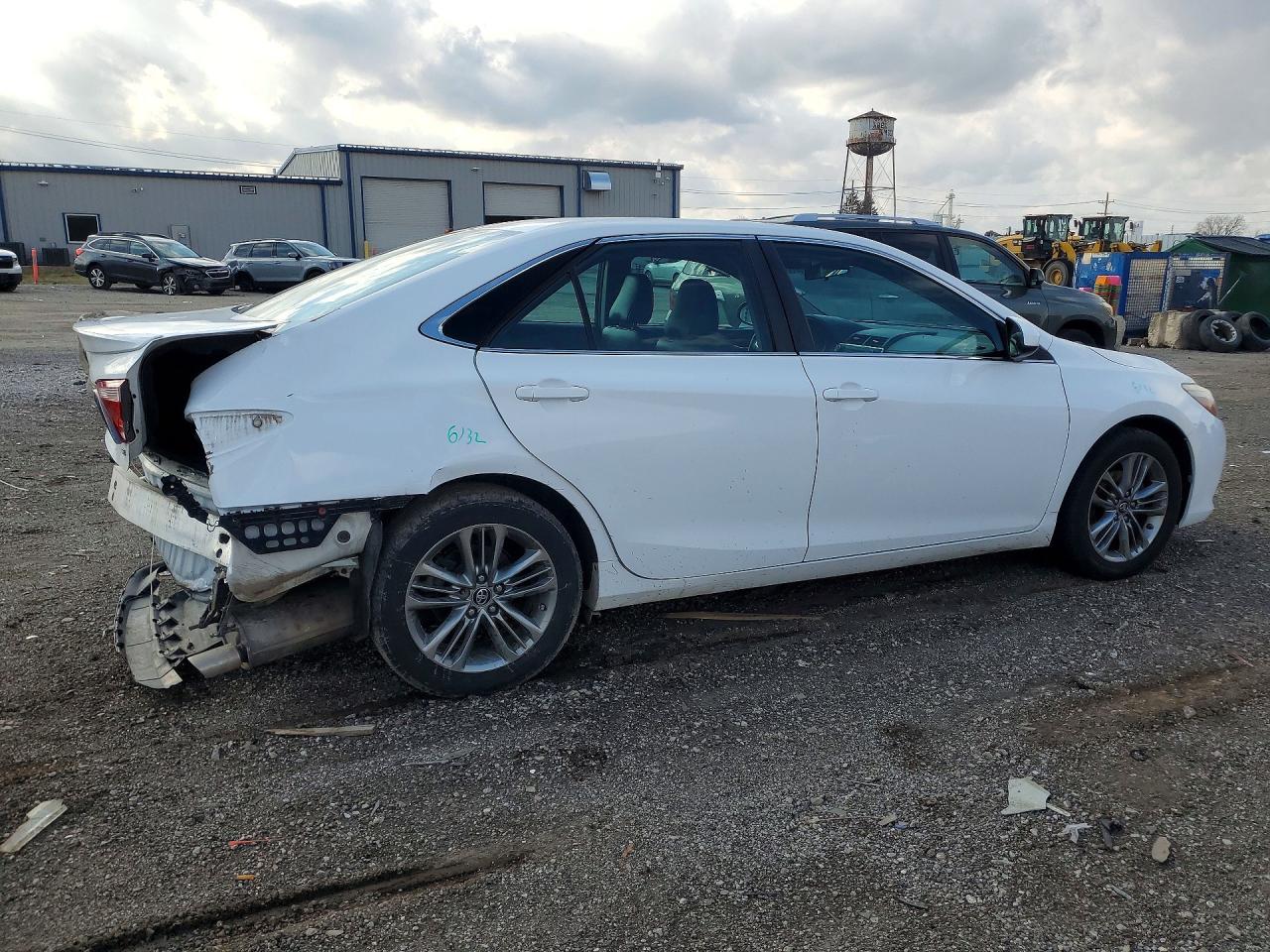 2017 TOYOTA CAMRY SE photo 3