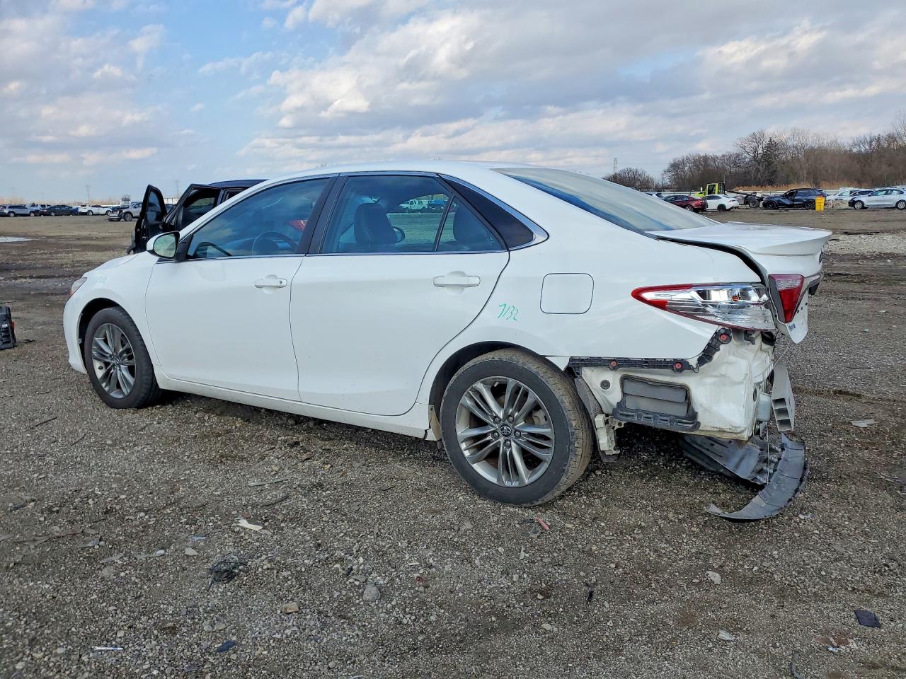 2017 TOYOTA CAMRY SE photo 2
