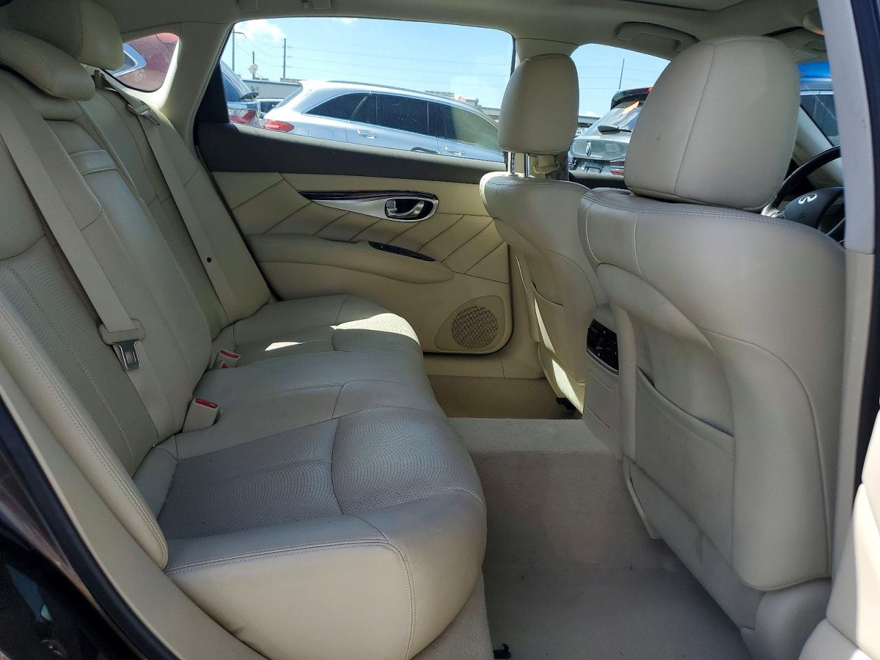 2015 INFINITI Q70L 3.7 photo 19