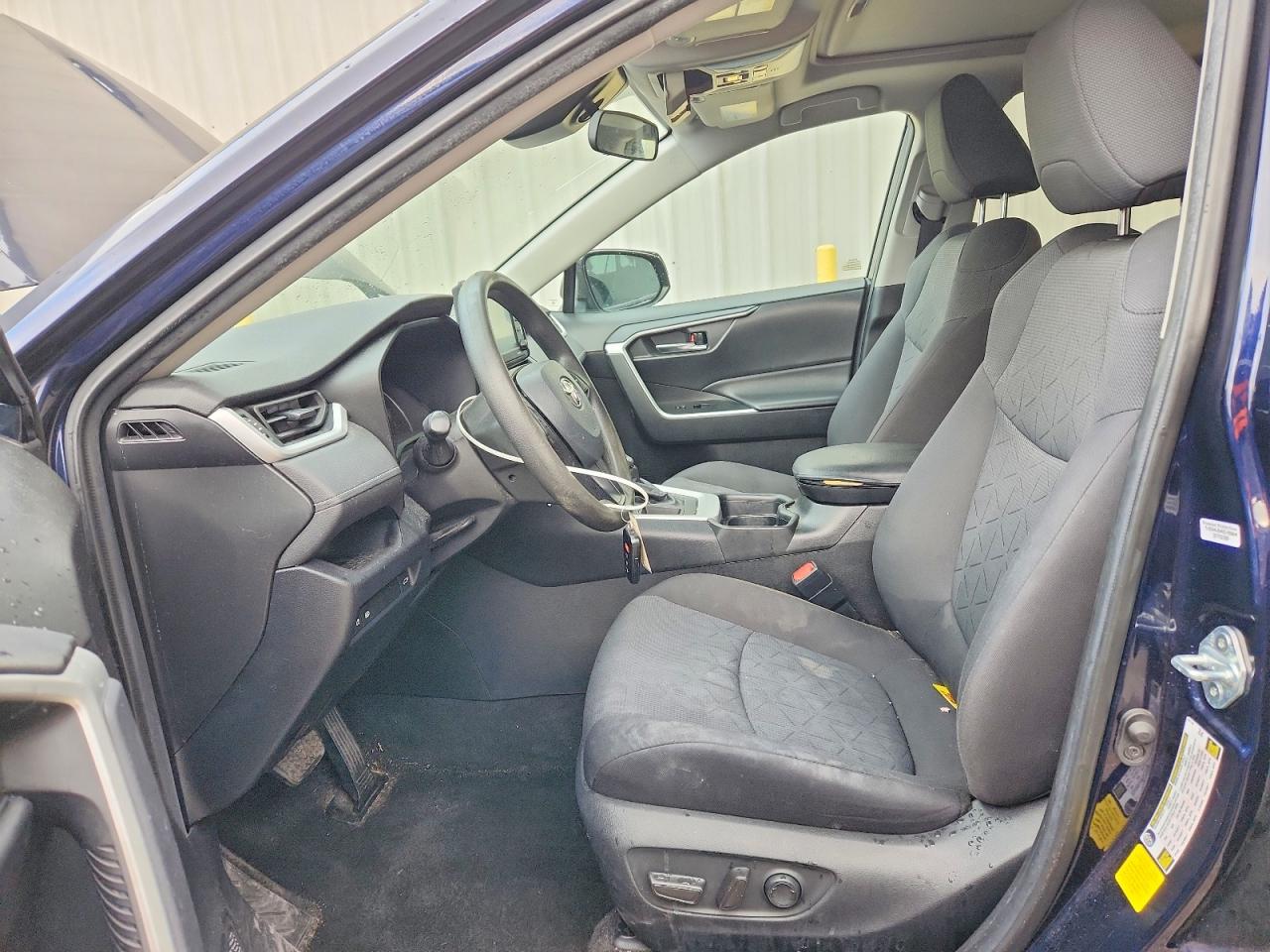 2021 TOYOTA RAV4 XLE photo 7