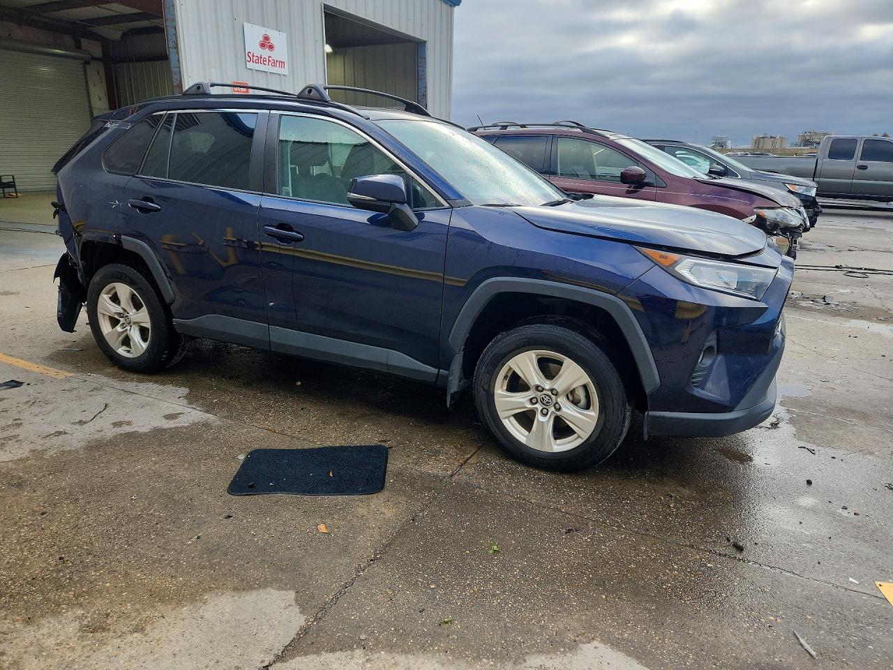 2021 TOYOTA RAV4 XLE photo 4