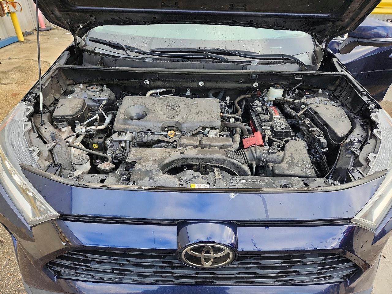 2021 TOYOTA RAV4 XLE photo 12