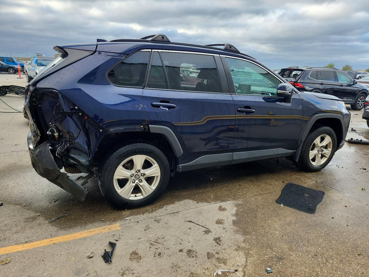 2021 TOYOTA RAV4 XLE photo 3