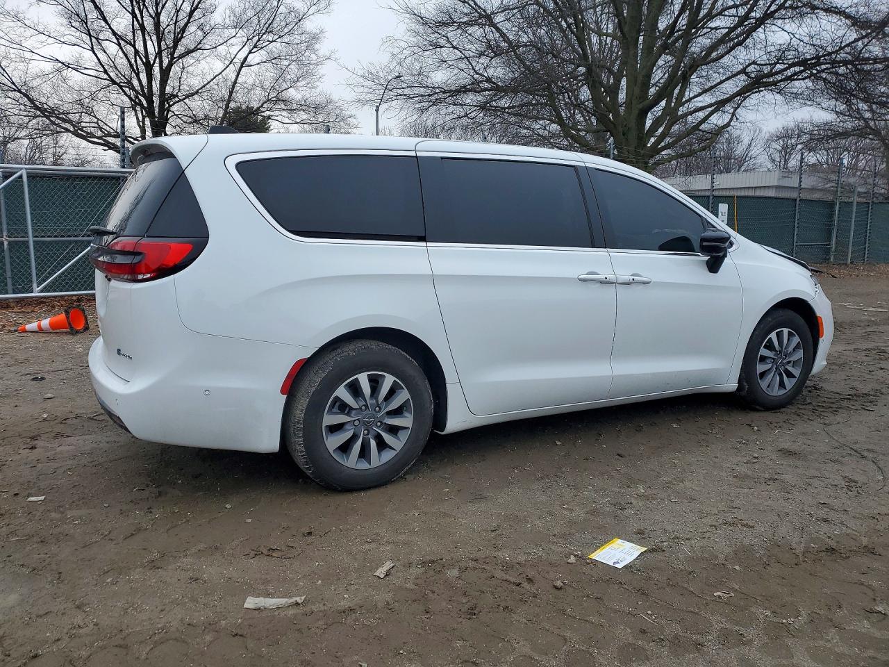 2025 CHRYSLER PACIFICA HYBRID SELECT photo 5