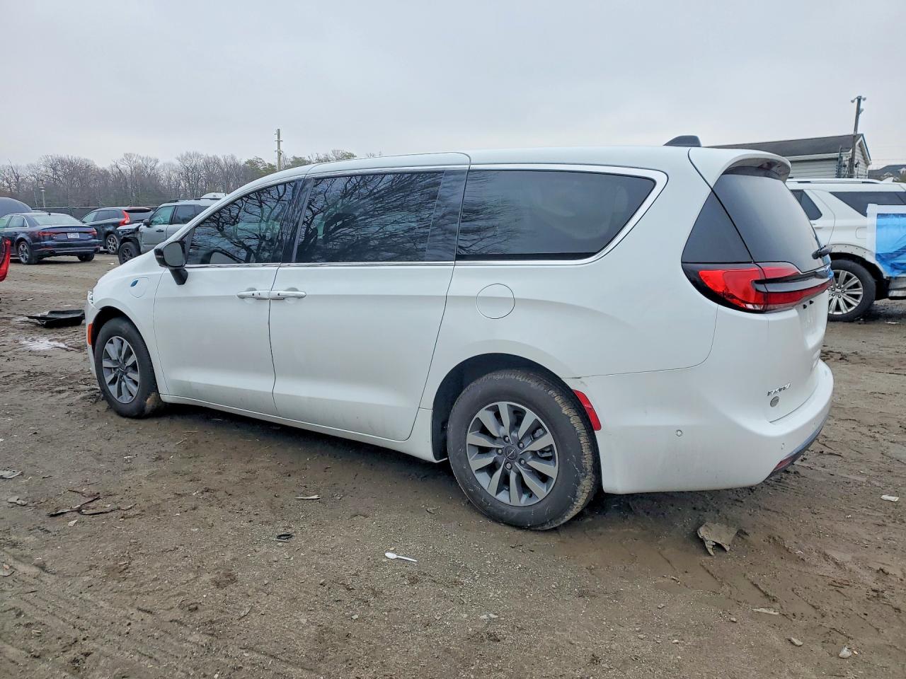 2025 CHRYSLER PACIFICA HYBRID SELECT photo 3