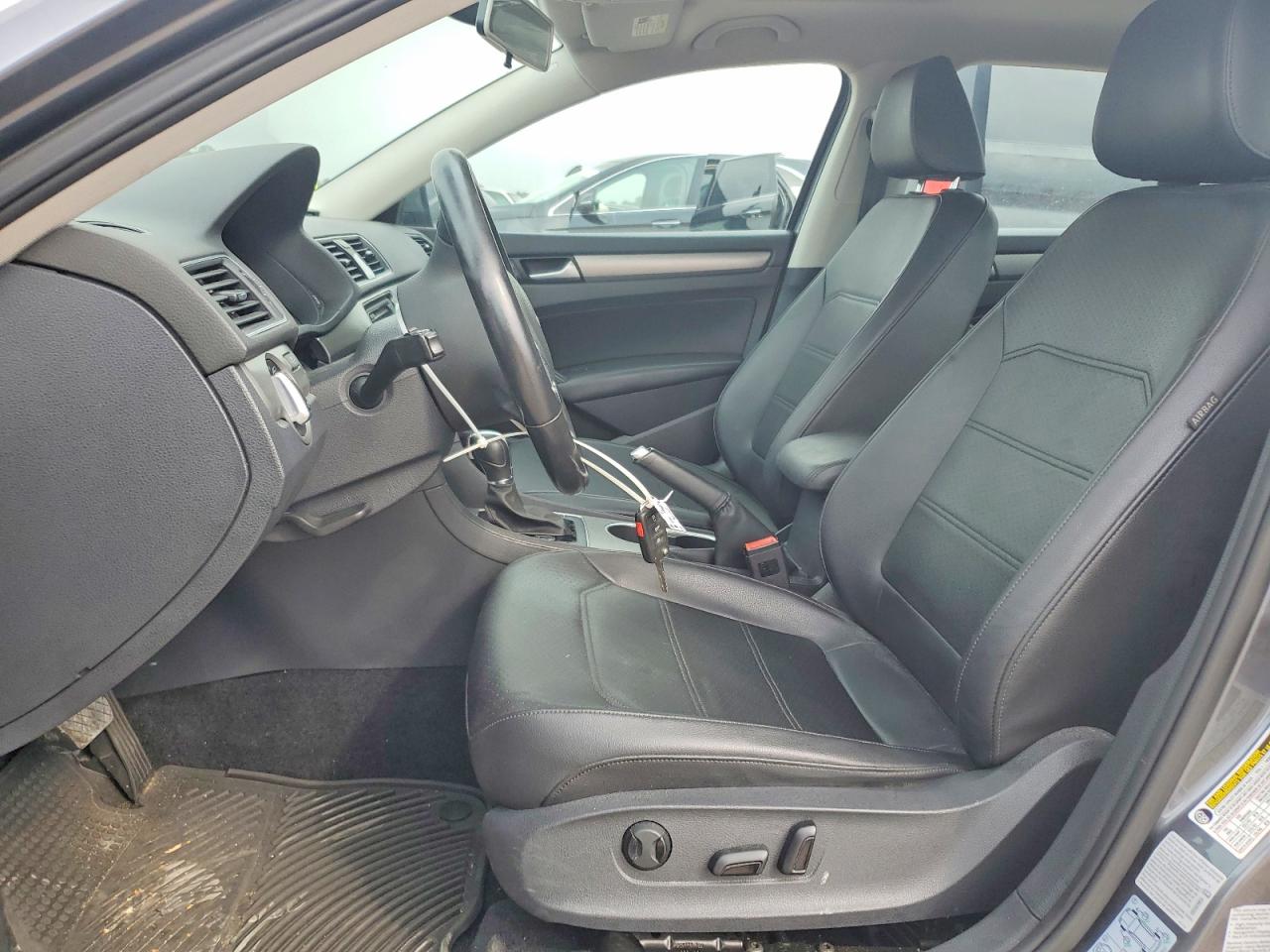 2015 VOLKSWAGEN PASSAT SE photo 19