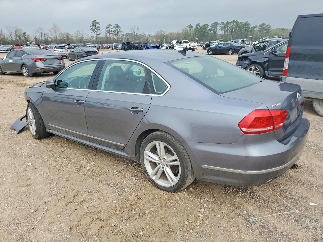 2015 VOLKSWAGEN PASSAT SE photo 4