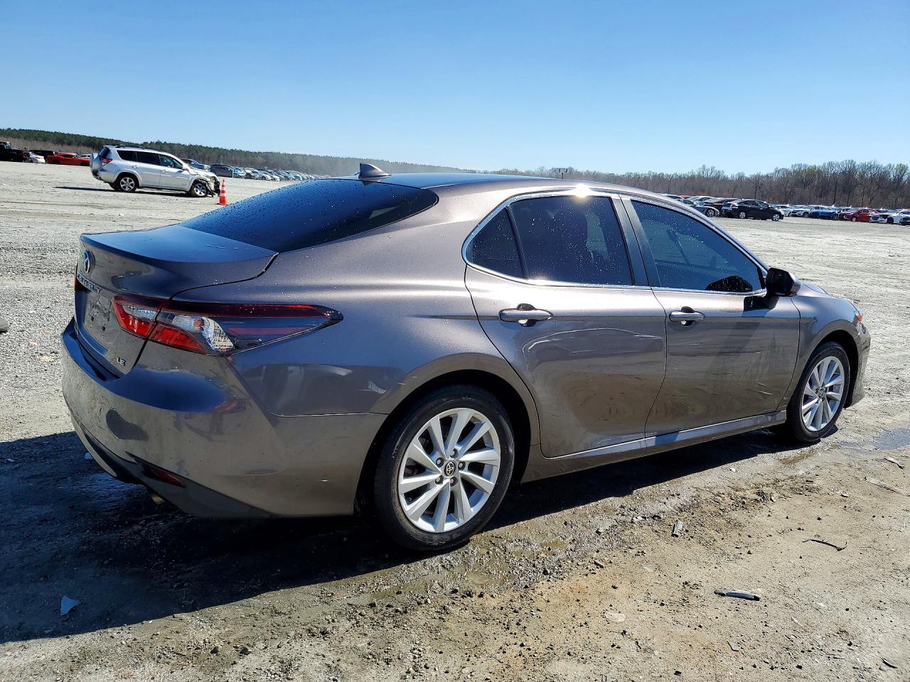 2022 TOYOTA CAMRY LE photo 3