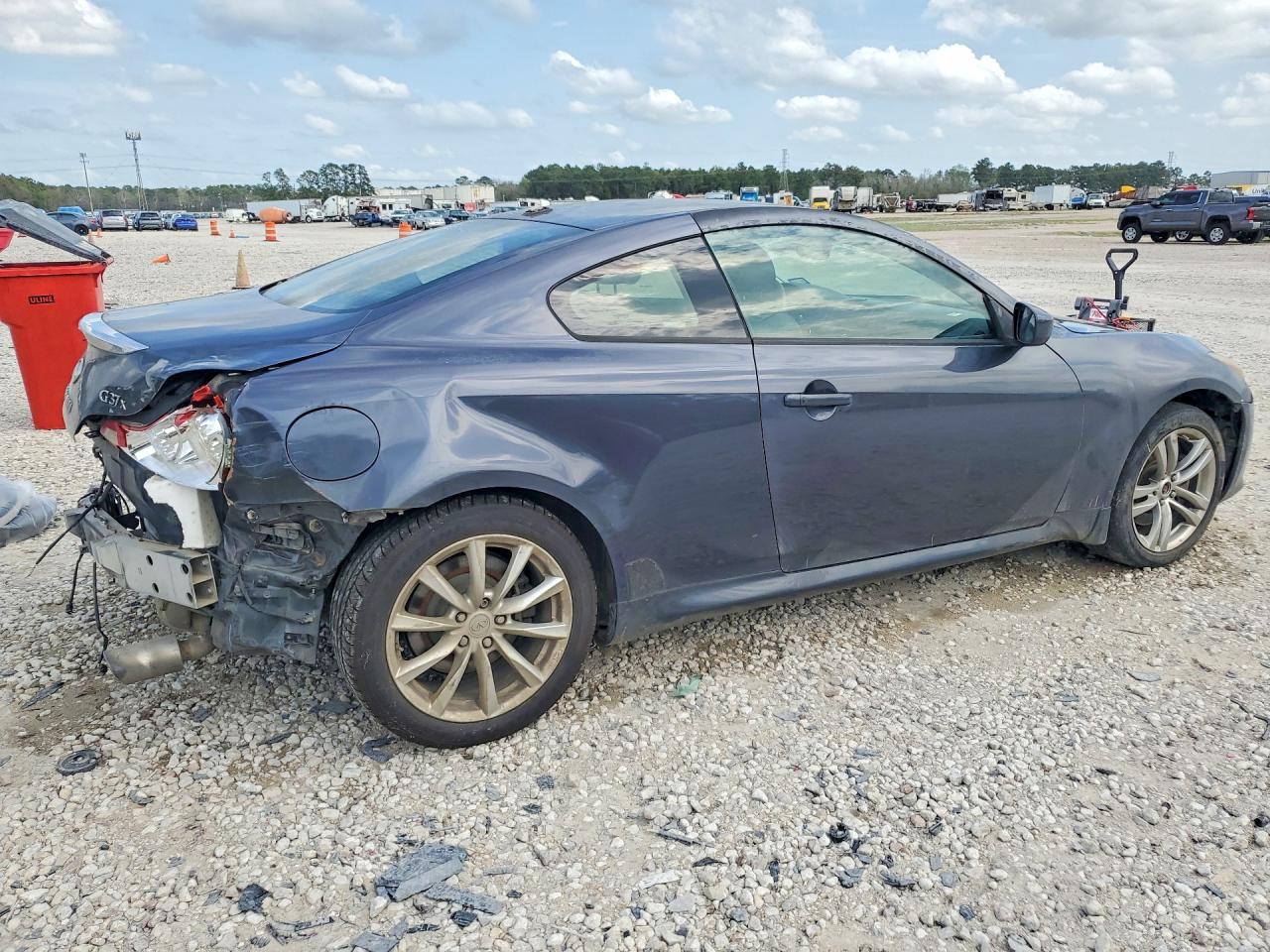 2011 INFINITI G37 COUPE X photo 3