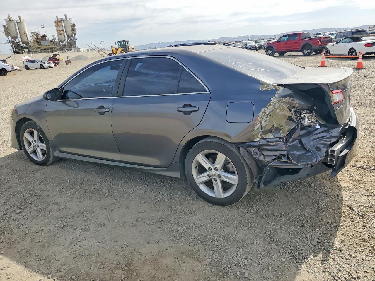 2014 TOYOTA CAMRY SE photo 2