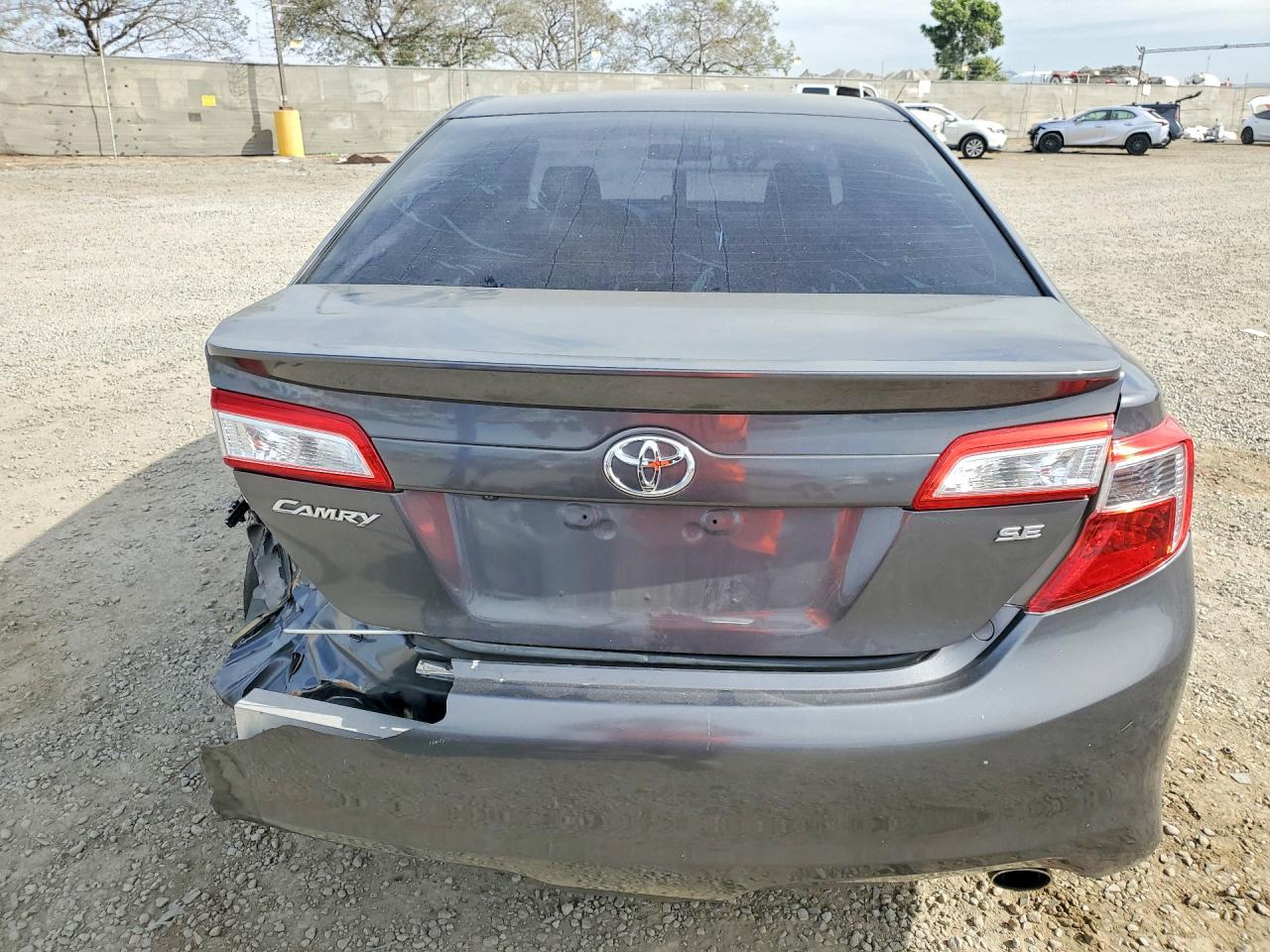 2014 TOYOTA CAMRY SE photo 6