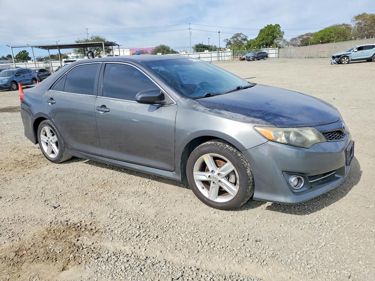 2014 TOYOTA CAMRY SE photo 4