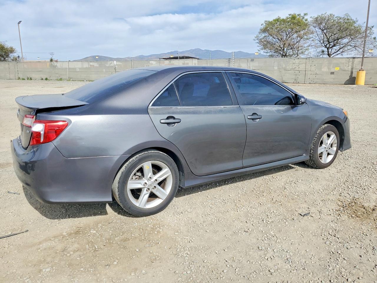 2014 TOYOTA CAMRY SE photo 3