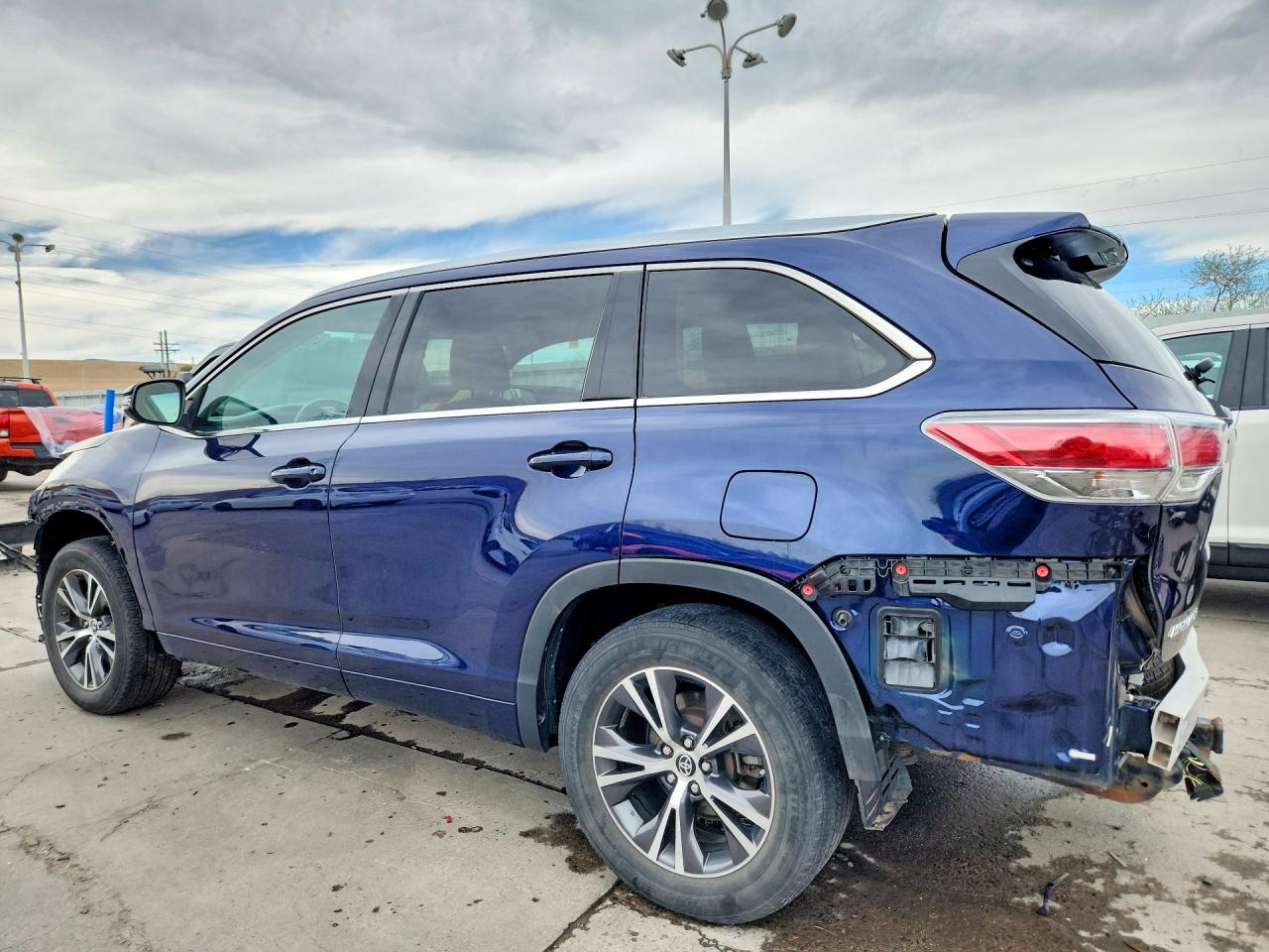 2016 TOYOTA HIGHLANDER XLE photo 2