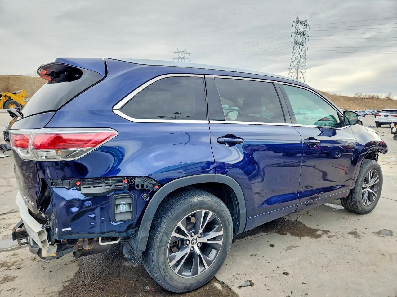 2016 TOYOTA HIGHLANDER XLE photo 3