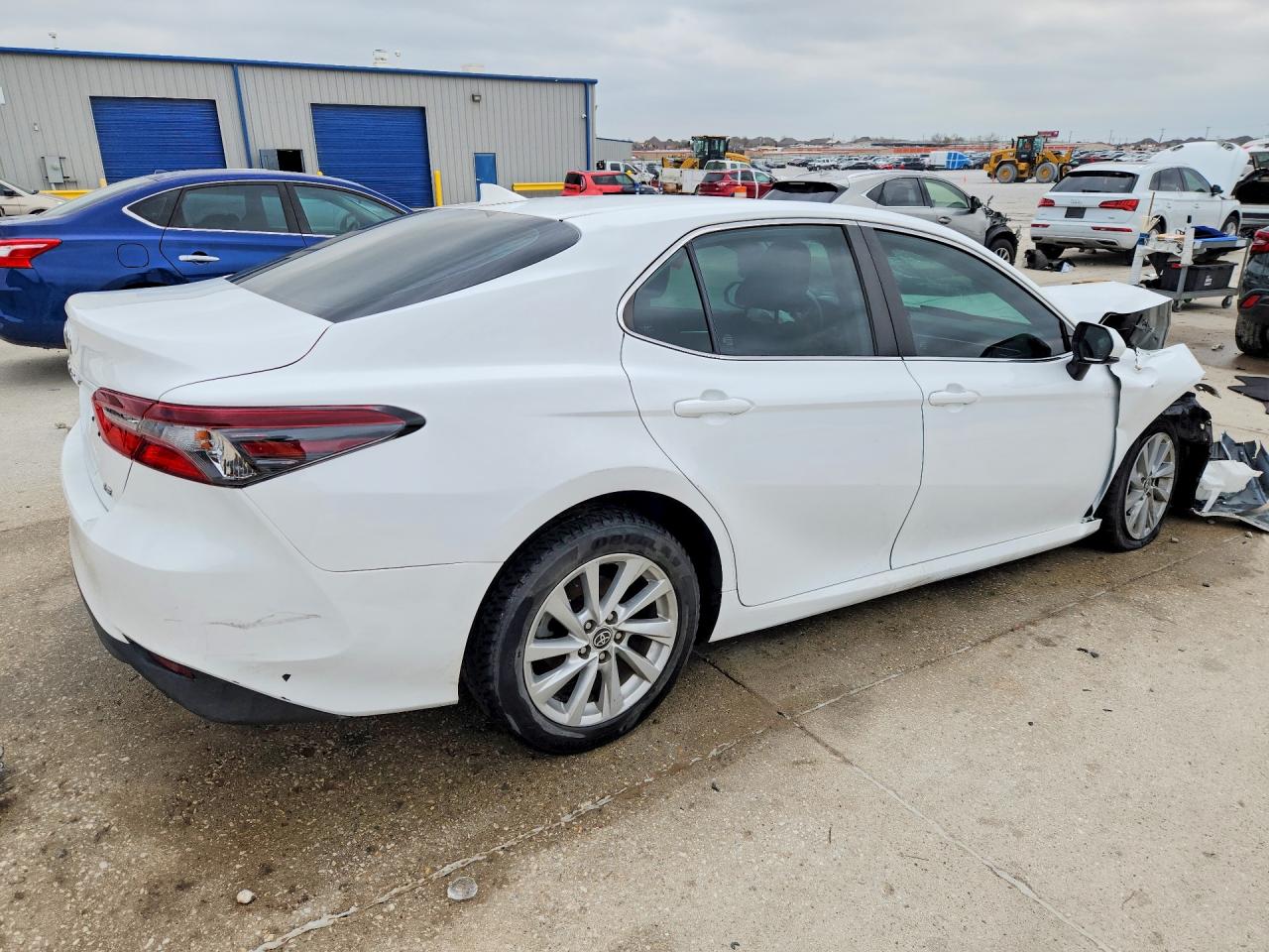 2021 TOYOTA CAMRY LE photo 3