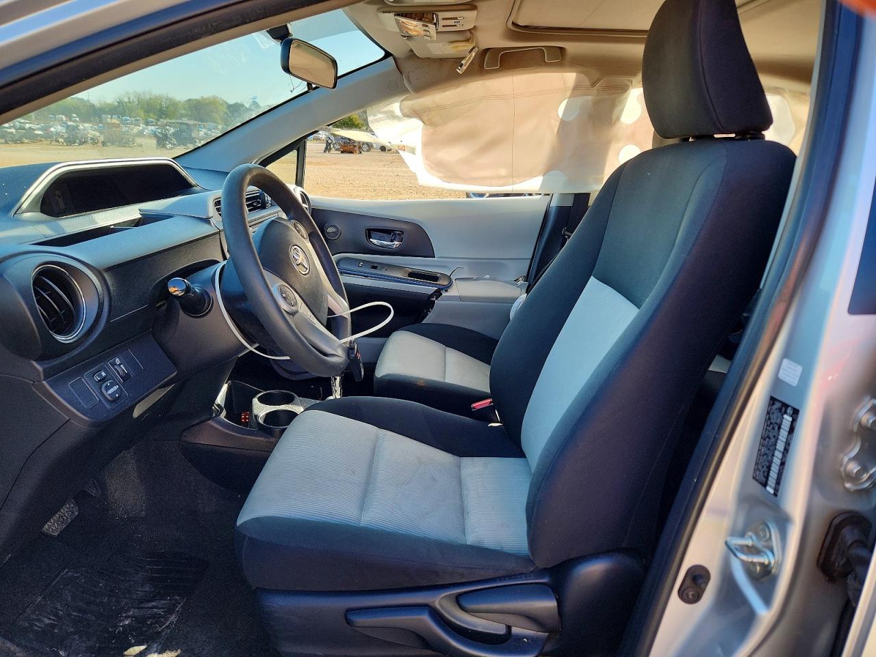2012 TOYOTA PRIUS C THREE photo 13