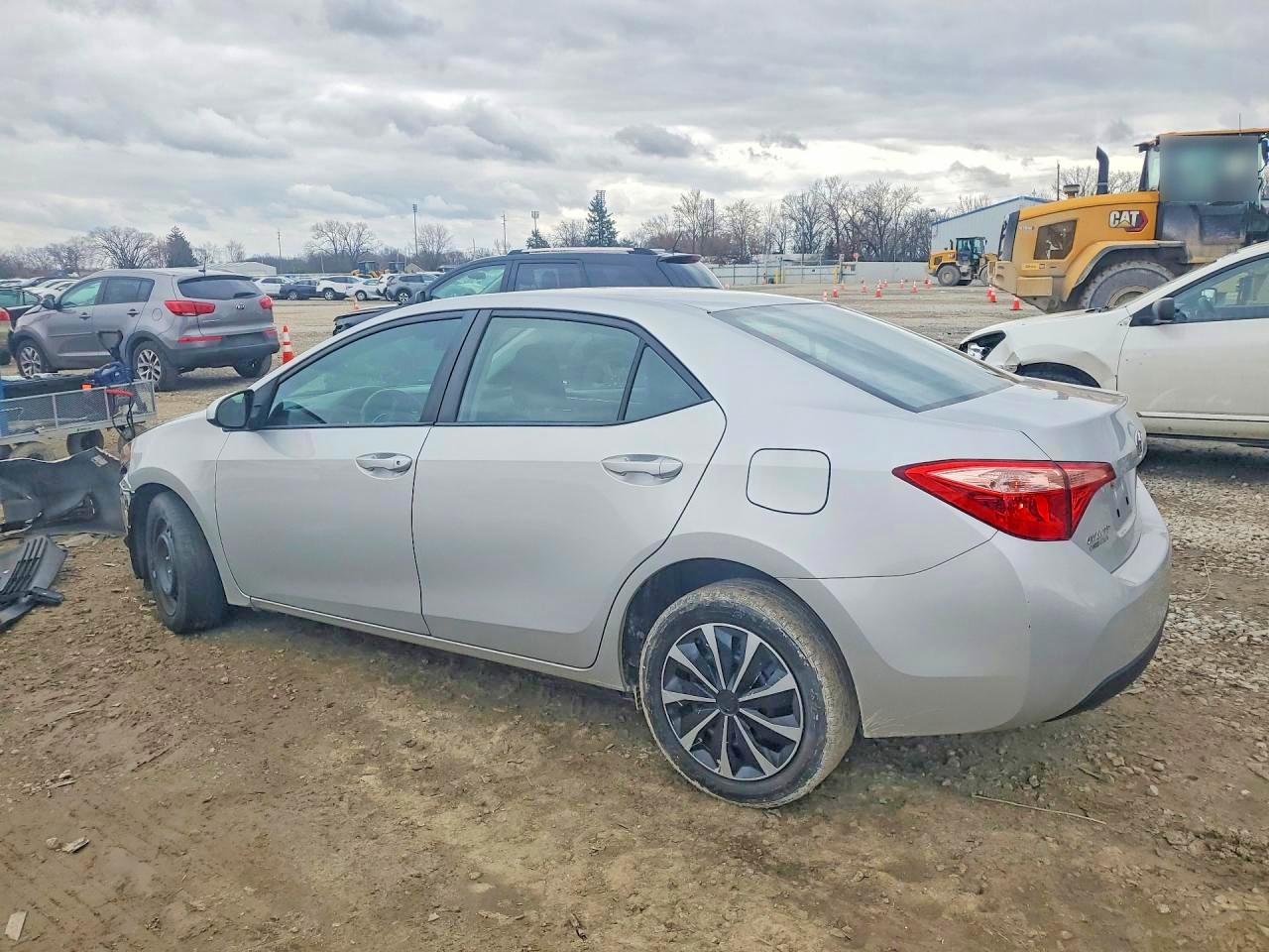 2018 TOYOTA COROLLA LE photo 3