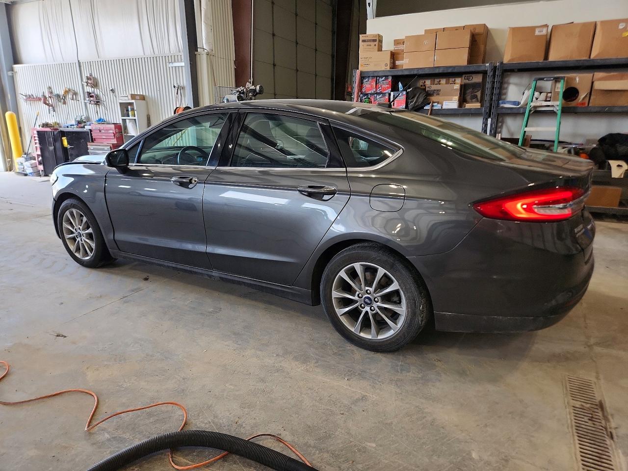 2017 FORD FUSION SE photo 2