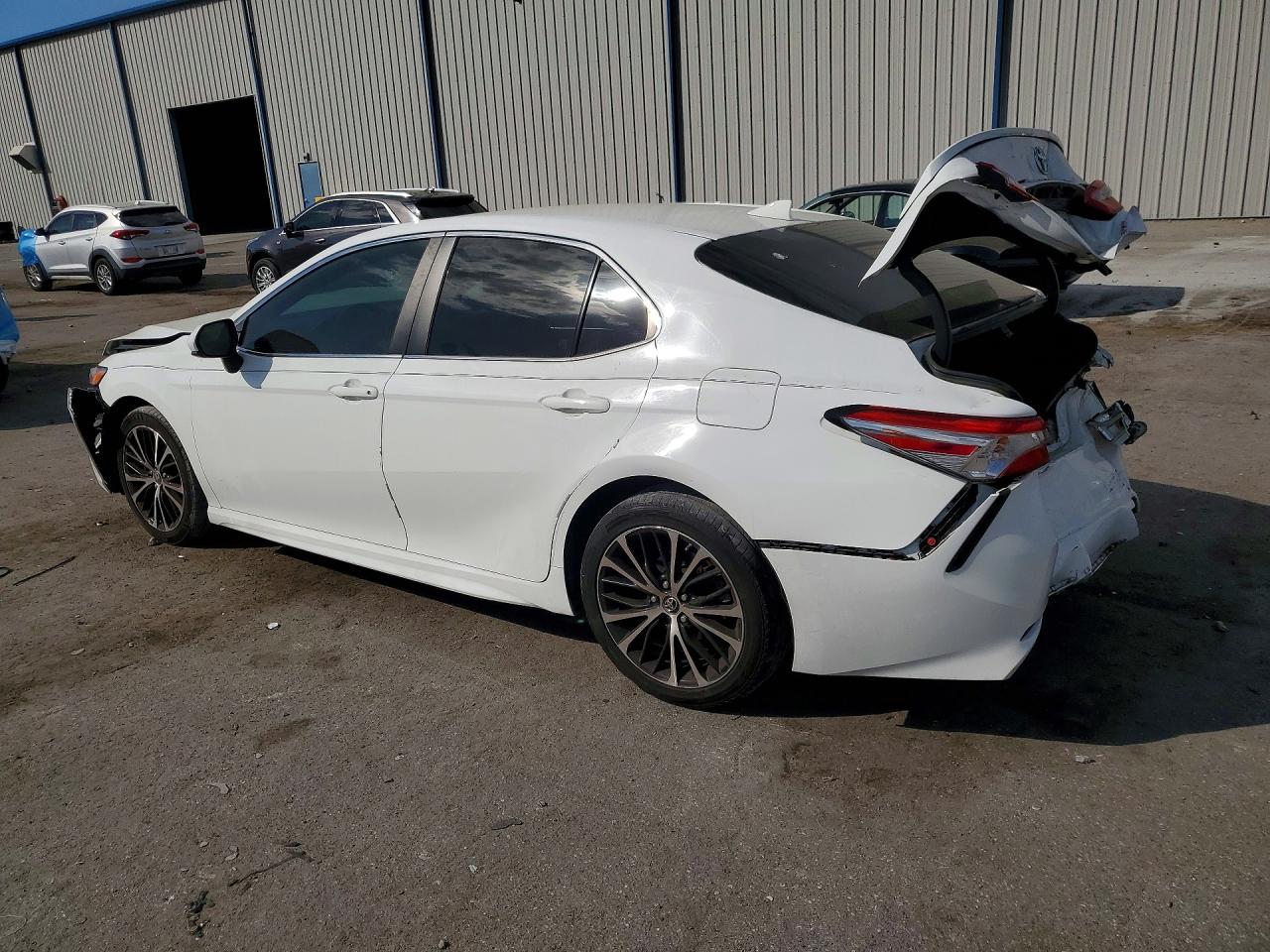 2020 TOYOTA CAMRY SE photo 2