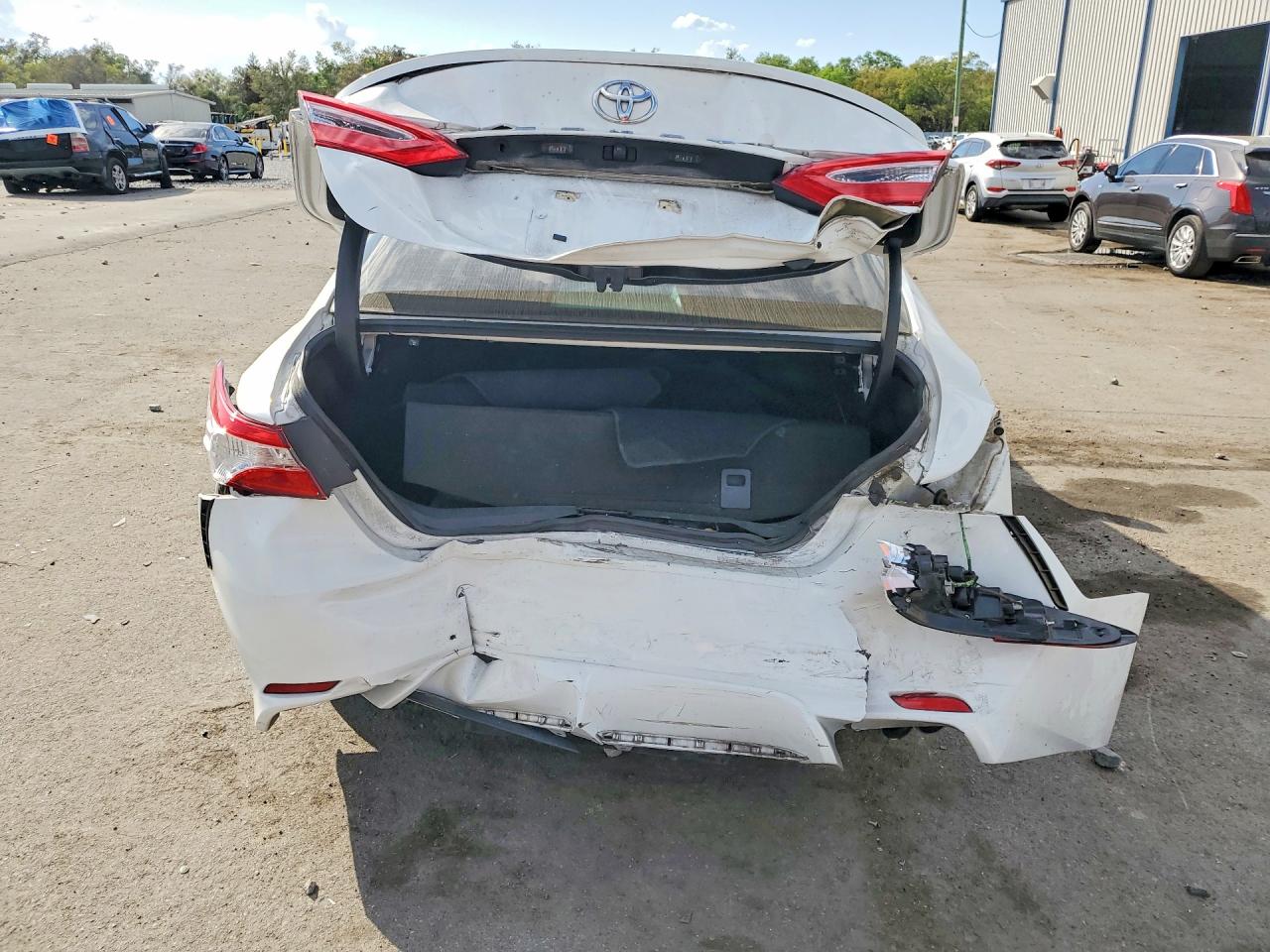 2020 TOYOTA CAMRY SE photo 6