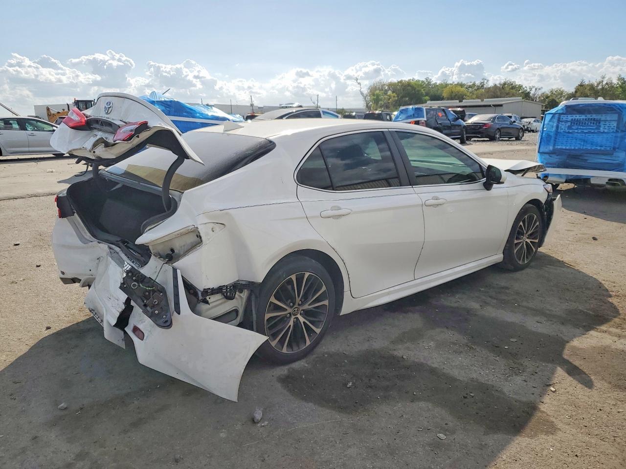 2020 TOYOTA CAMRY SE photo 3
