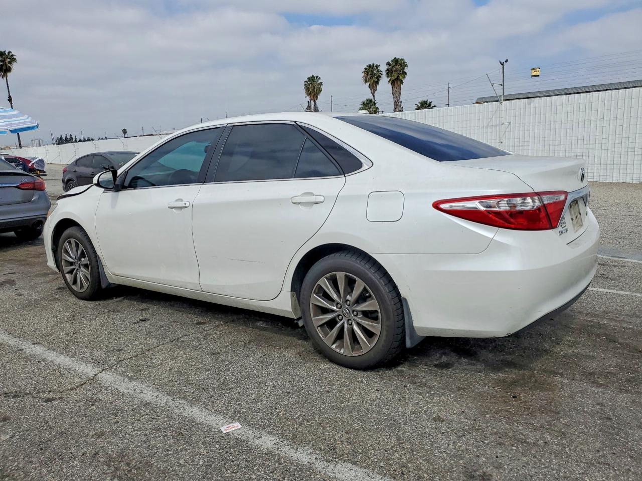 2016 TOYOTA CAMRY XLE photo 2