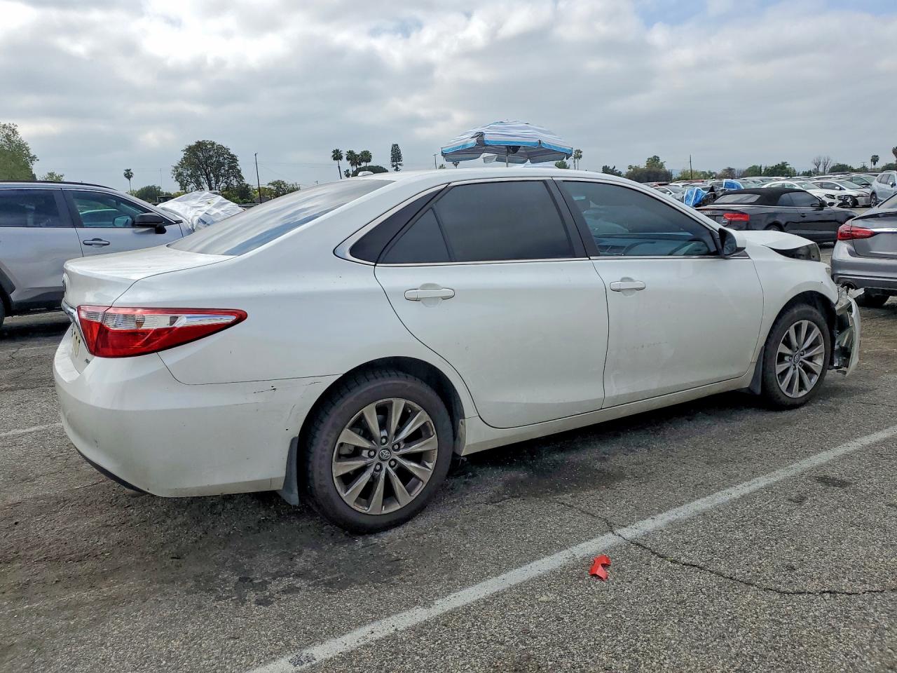2016 TOYOTA CAMRY XLE photo 3