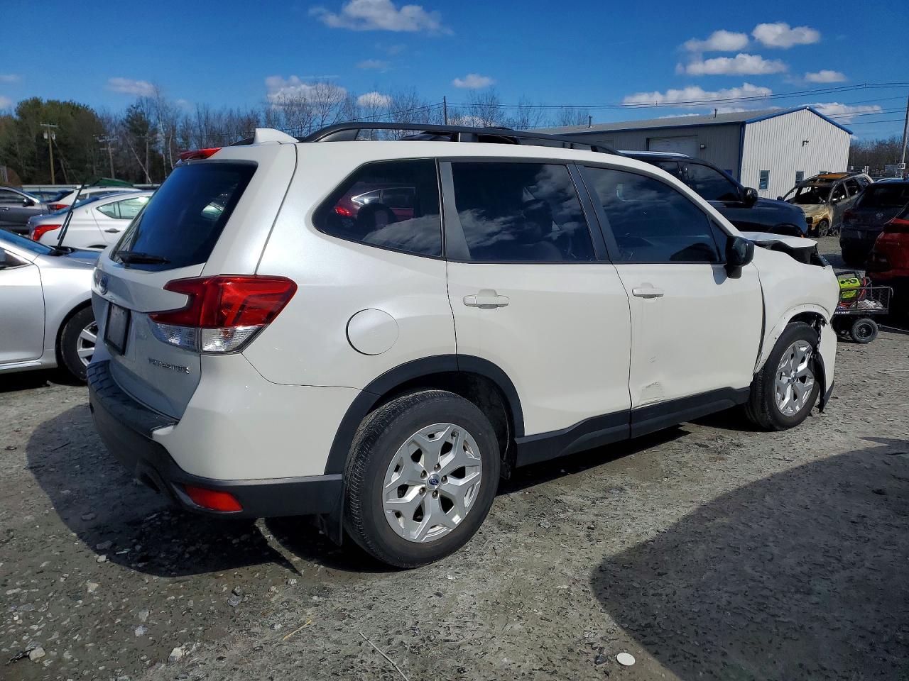 2019 SUBARU FORESTER photo 3
