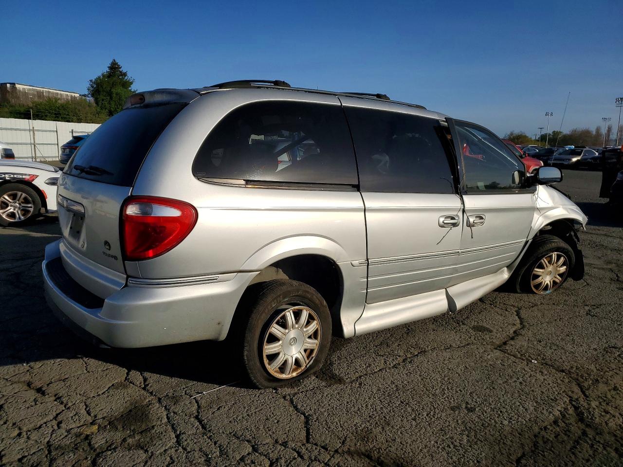 2006 CHRYSLER TOWN & COUNTRY TOURING photo 3