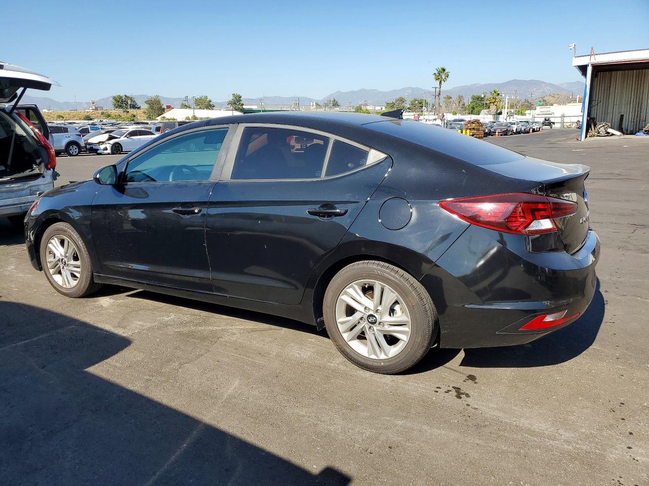 2019 HYUNDAI ELANTRA photo 2