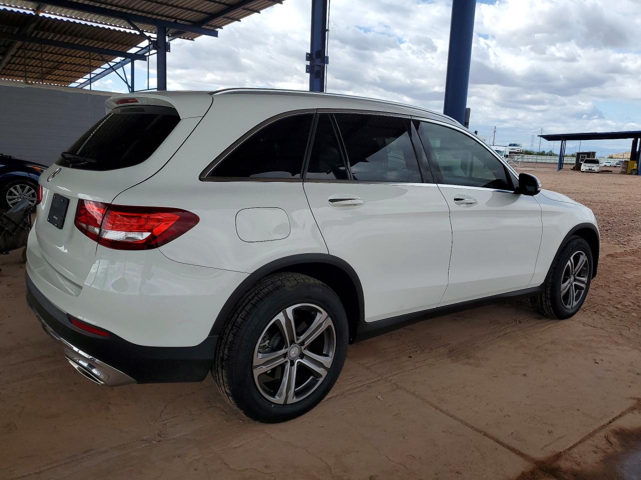 2017 MERCEDES-BENZ GLC 300 photo 3