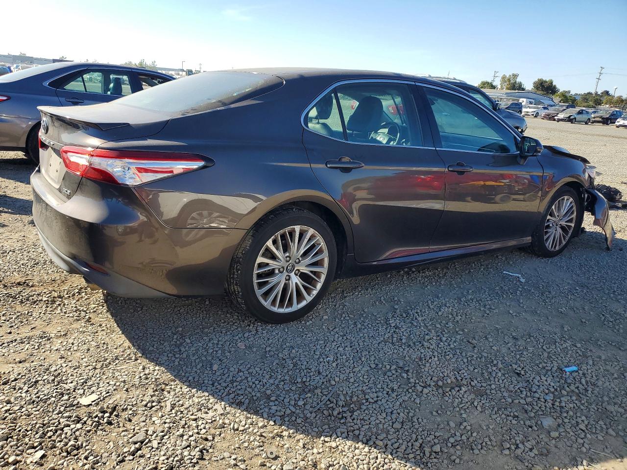 2018 TOYOTA CAMRY XLE photo 3