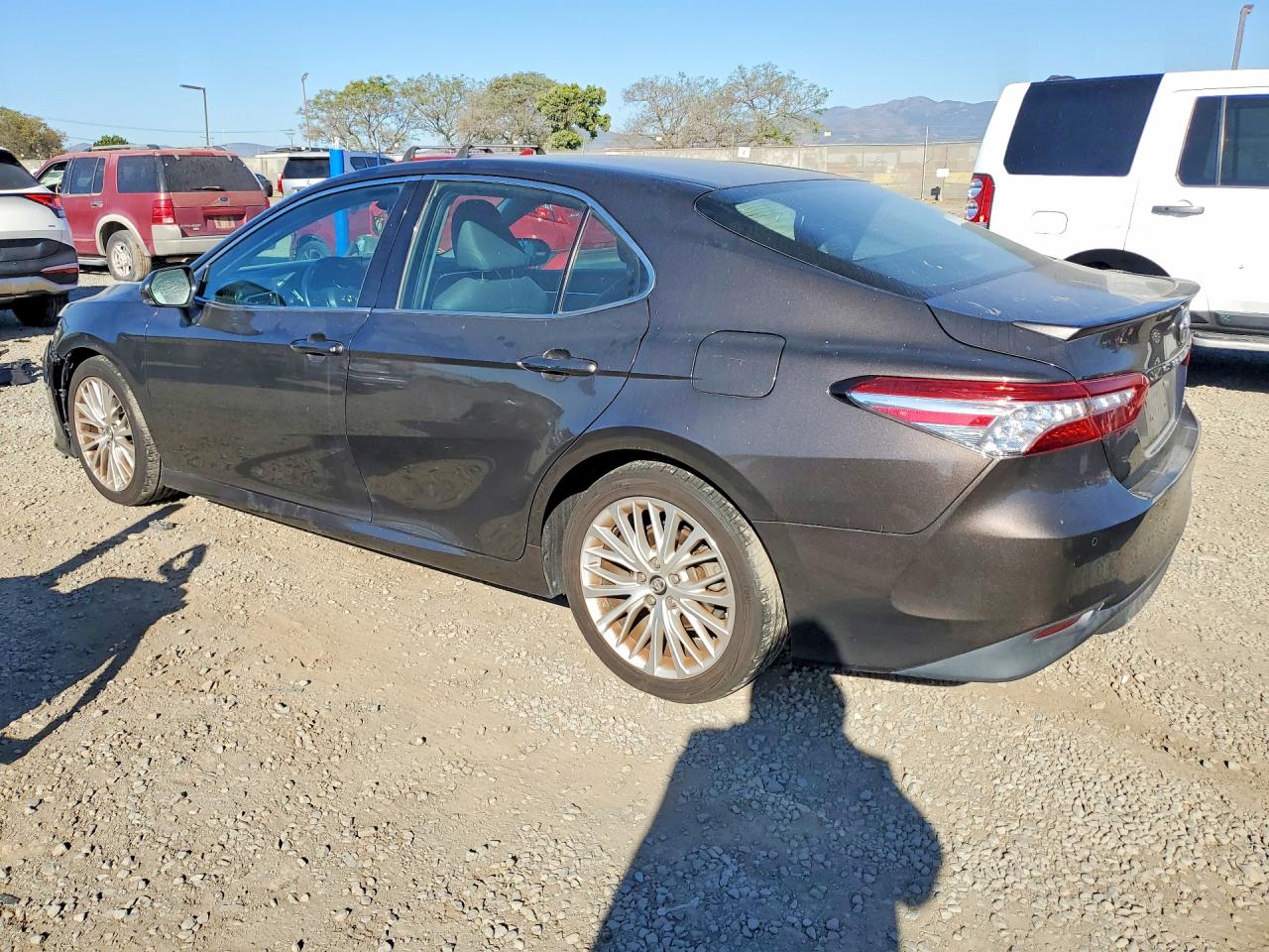 2018 TOYOTA CAMRY XLE photo 2