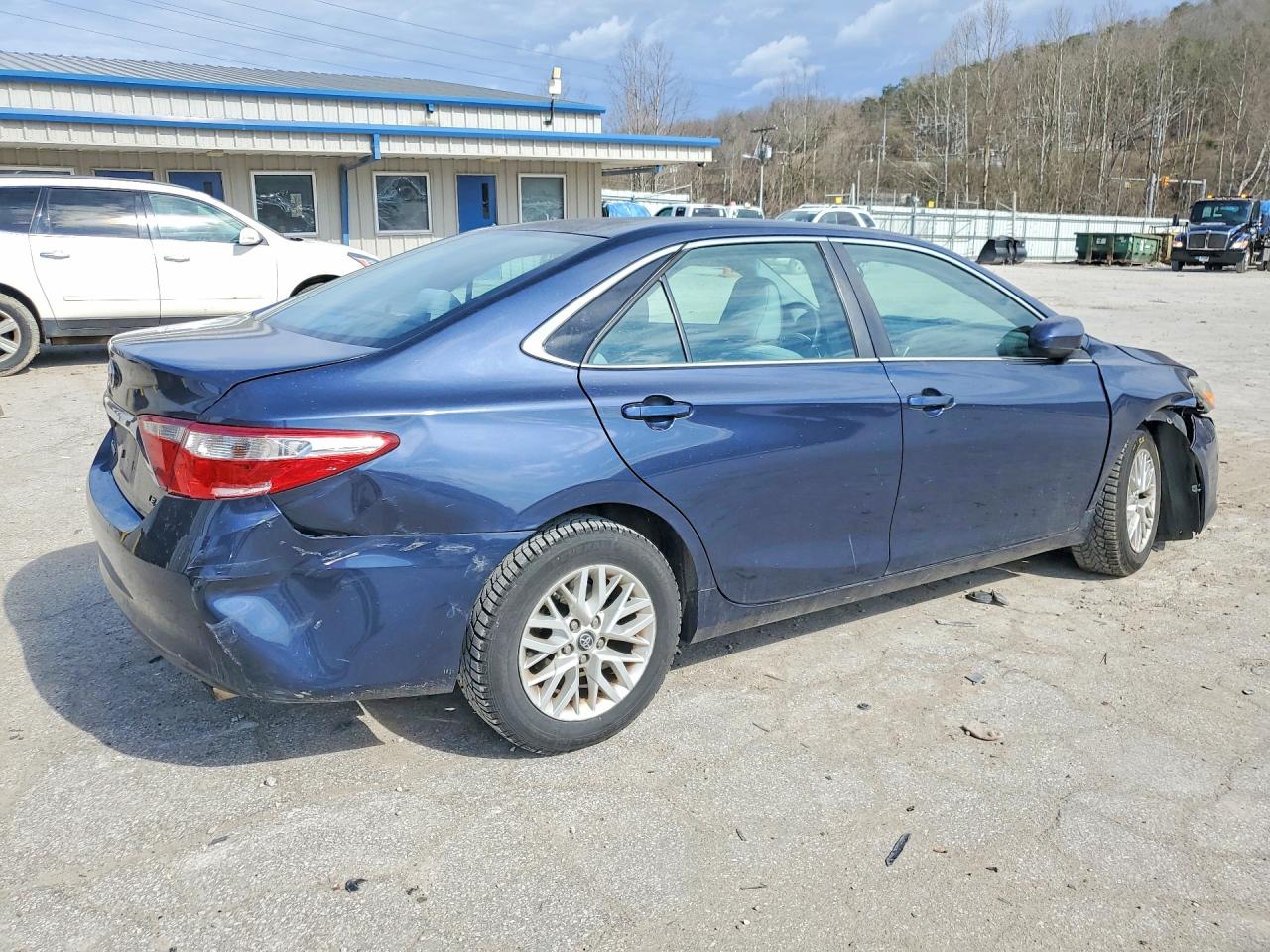 2017 TOYOTA CAMRY LE photo 3