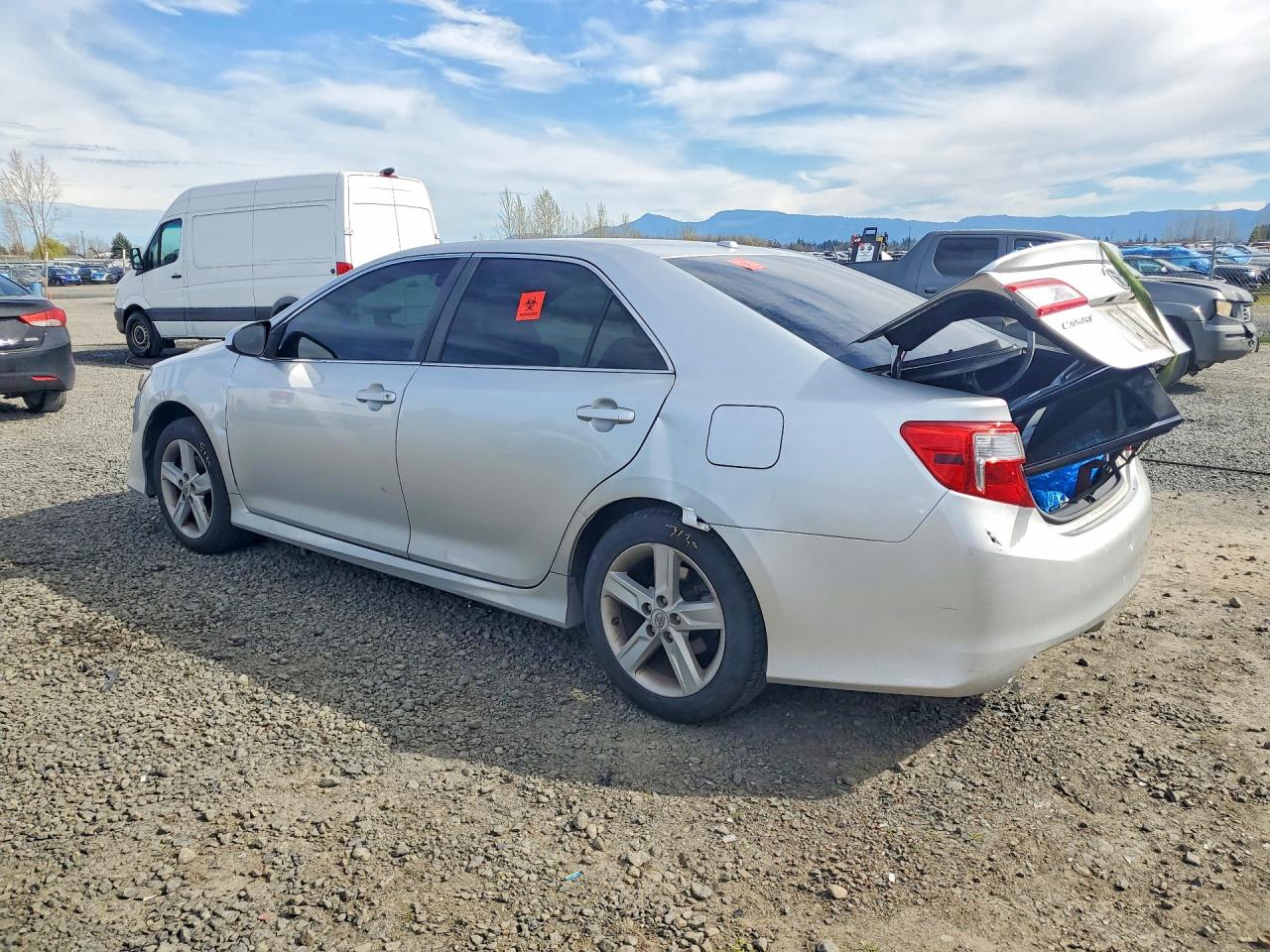 2012 TOYOTA CAMRY SE photo 3