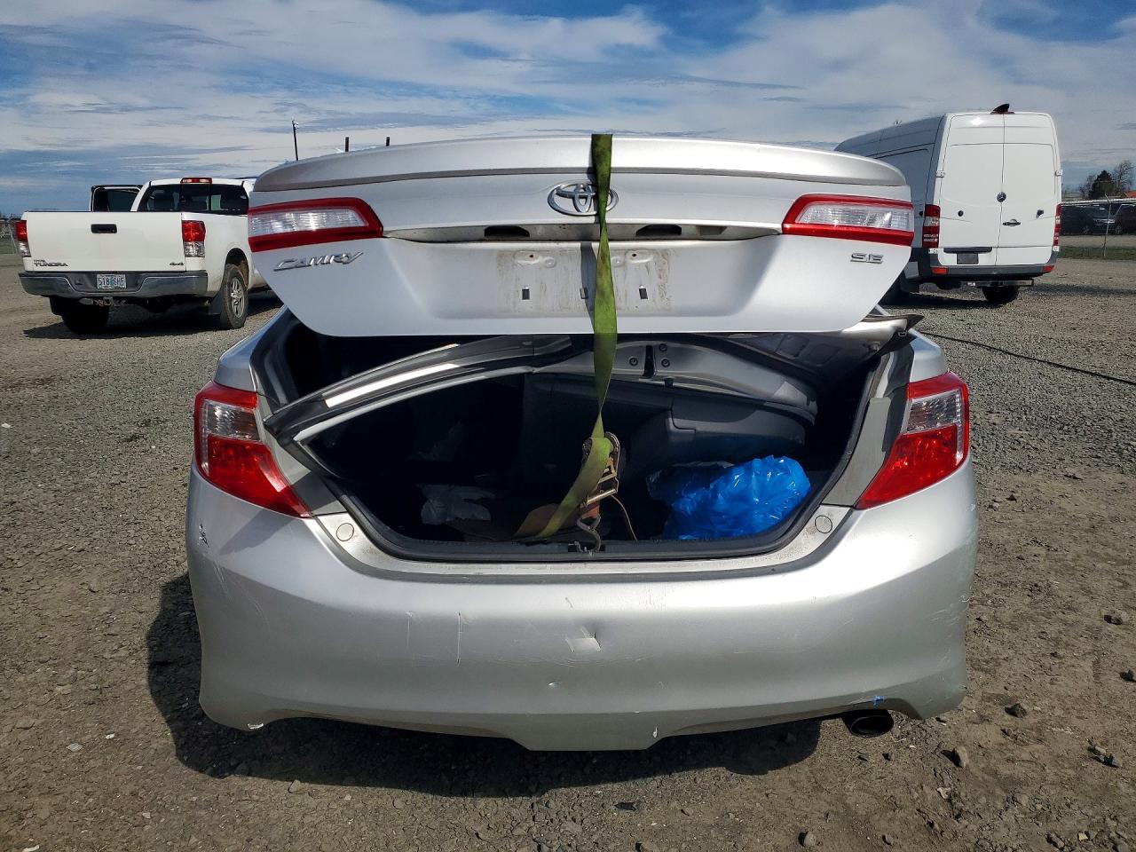 2012 TOYOTA CAMRY SE photo 11