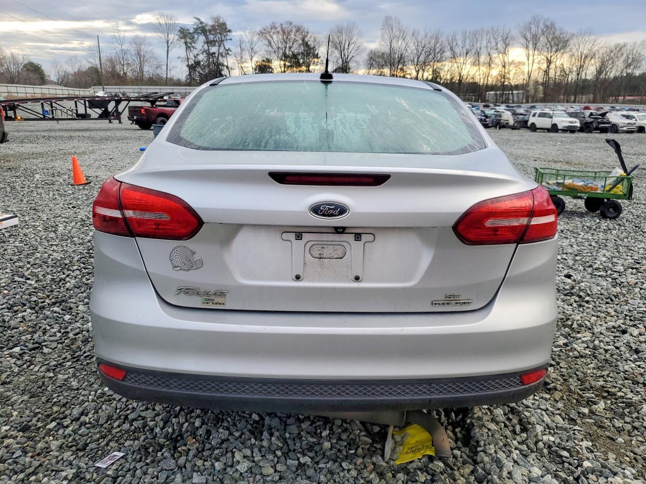 2015 FORD FOCUS SE photo 6