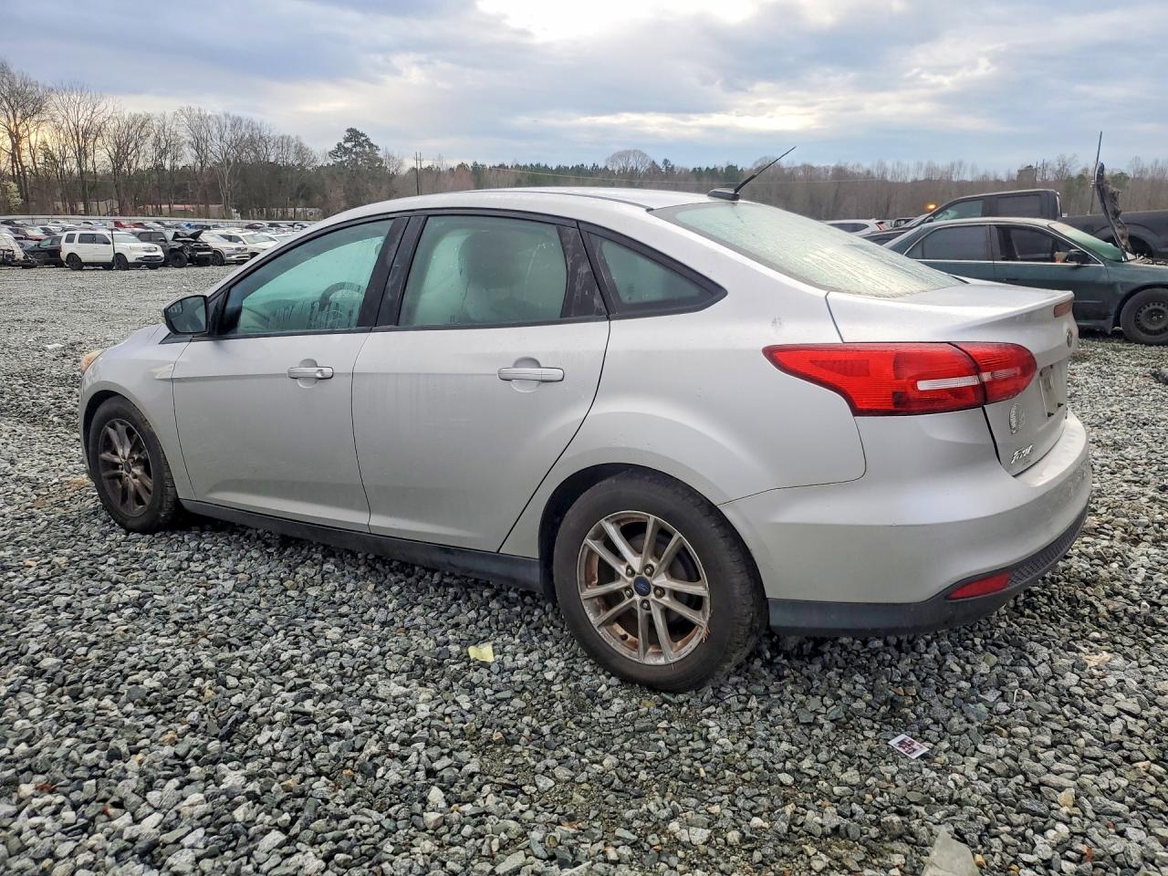 2015 FORD FOCUS SE photo 2