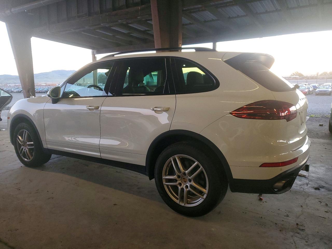 2018 PORSCHE CAYENNE photo 2