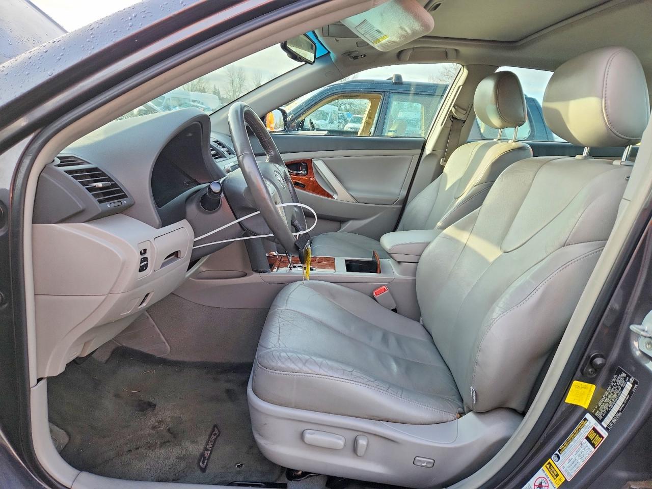 2011 TOYOTA CAMRY XLE photo 7